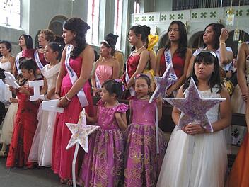 Zu ihren Festen, wie hier dem "Santacruzan", das alljährlich in Eltmann gefeiert wird, kleiden sich die Philippinen gerne festlich. Foto: gg-Archiv