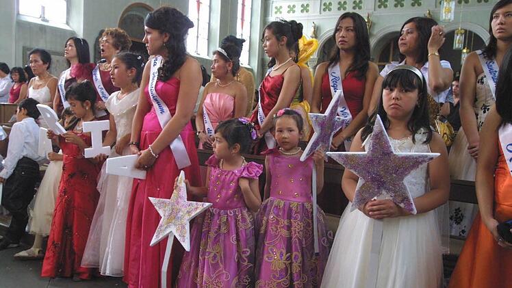 Zu ihren Festen, wie hier dem "Santacruzan", das alljährlich in Eltmann gefeiert wird, kleiden sich die Philippinen gerne festlich. Foto: gg-Archiv