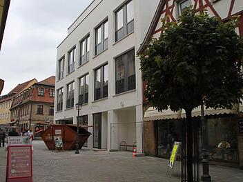 Von außen ist das neue Geschäftshaus in der Mitte der Langgasse fast fertig. Die Fassade wurde sehr modern und mit großen Fensterflächen gestaltet. Im Erdgeschoss und im ersten Stock richtet sich gerade das Modehaus C & A ein. Fotos: Dagmar Besand