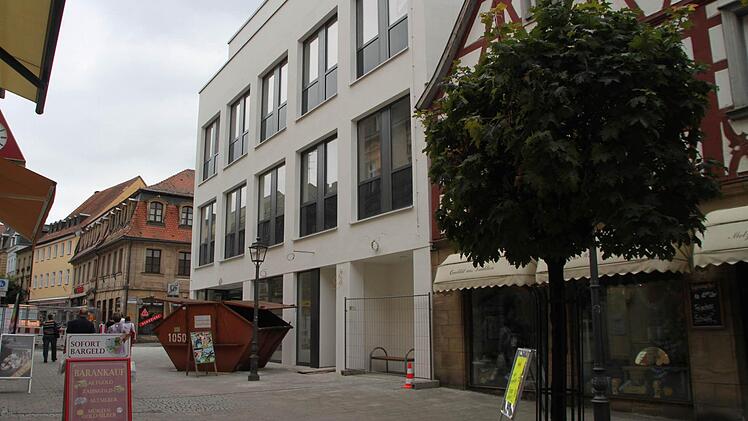 Von außen ist das neue Geschäftshaus in der Mitte der Langgasse fast fertig. Die Fassade wurde sehr modern und mit großen Fensterflächen gestaltet. Im Erdgeschoss und im ersten Stock richtet sich gerade das Modehaus C & A ein. Fotos: Dagmar Besand