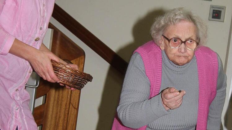 Heidi Kendziora reicht das Kugelkörbchen - und dann konzentriert sich Anna Beranek voll auf das Spiel: Sie hat richtig Spaß am Kegeln.