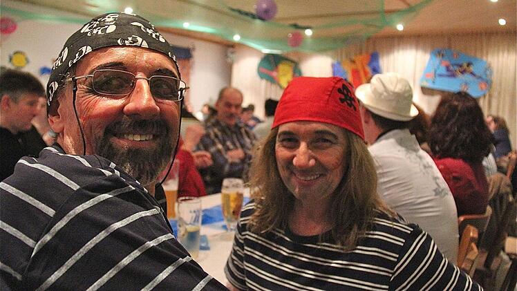"Der Fasching in Völkersleier ist ein Stück Urgestein, auf das wir nicht verzichten wollen", sagen die närrischen Piraten Ingrid und Karl.
