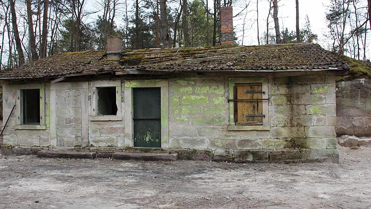 Der Sandstein hält, die Ziegeln und das Holz nicht, sagte Martin Graser zum Zustand des Steinbruch-Gebäudes.
