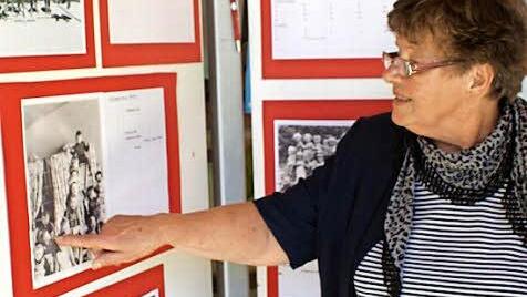 Ingeborg Ros sucht auf den Fotos ehemalige Schützlinge. Foto: Stefanie Karl