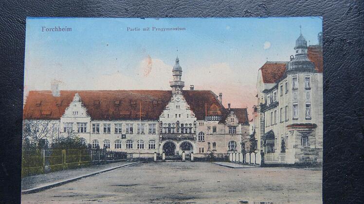 Das Forchheimer Progymnasium auf einer Ansichtskarte, die 1922 verschickt wurde. Hier waren ab September 1914 um die 70 Kriegsverletzte untergebracht.