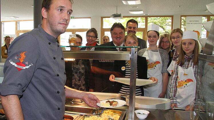 Natürlich lässt sich Schulkoch Michael Stöcker, der für das Markgraf-Georg-Friedrich-Gymnasium und die Realschule kocht, das Heft nicht aus der Hand nehmen.