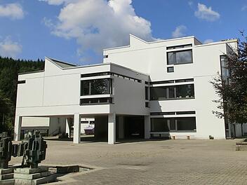 Erst wenn die Turnhalle und das einstige Lehrschwimmbecken saniert sind, ist die Sanierung des ehemaligen Wallenfelser Schulgebäudes vollends abgeschlossen. Fotos: Stadt Wallenfels