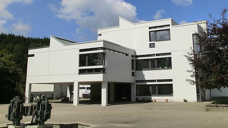 Erst wenn die Turnhalle und das einstige Lehrschwimmbecken saniert sind, ist die Sanierung des ehemaligen Wallenfelser Schulgebäudes vollends abgeschlossen. Fotos: Stadt Wallenfels