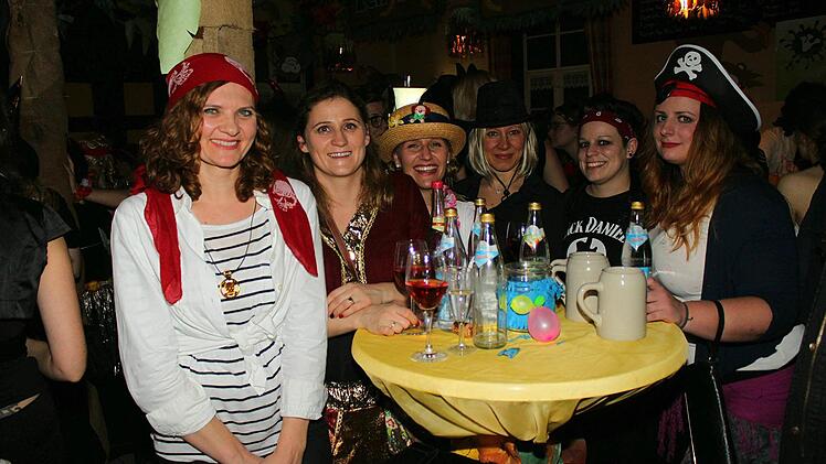 Unter dem Motto: "Ich bin a Weibla, Lassd mich Dou Nei !" feierte das n&auml;rrische Frauenvolk am Donnerstagabend in Stublang. Foto: Gerd Klemenz