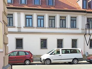 Gerhard Amtmann hat mit einem Pfeil markiert, wo der Spiegel platziert werden könnte.  Foto: Amtmann