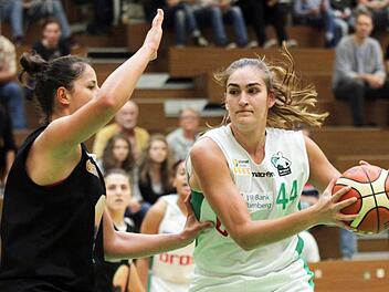 DJK-Centerin Victoria Waldner (r.) versucht, sich im Duell mit ihrer Bad Homburger Gegnerin Gergana Georgieva durchzusetzen. Foto: Sebastian Gut