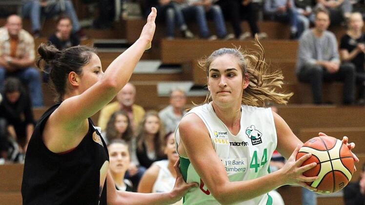 DJK-Centerin Victoria Waldner (r.) versucht, sich im Duell mit ihrer Bad Homburger Gegnerin Gergana Georgieva durchzusetzen. Foto: Sebastian Gut