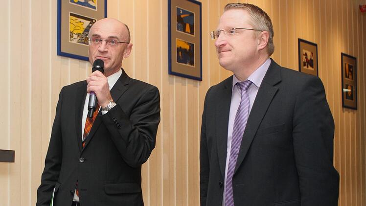 Landrat Wilhelm Schneider (links) und Schulleiter Oberstudiendirektor Martin Pöhner bei der Eröffnung der vierten BerufsmesseGünther Geiling