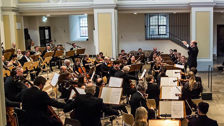 Eine faszinierende Interpretation der "Achten" von Anton Bruckner gelang den Philharmonischen Orchester des Landestheaters unter Leitung von Roland zum Abschluss der Konzertsaison. Das begeisterte Publikum dankte mit stehenden Ovationen.Foto: Jochen Berger