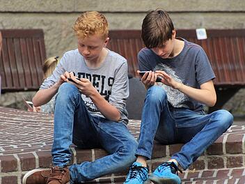 Die Nutzung von Smartphones kann bei jungen Menschen eine Veränderung des Skeletts herbeiführen. Bild: natureaddict auf Pixabay