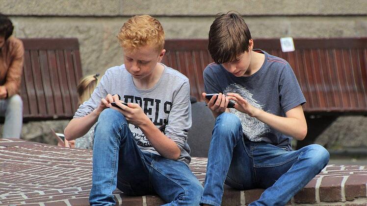 Die Nutzung von Smartphones kann bei jungen Menschen eine Veränderung des Skeletts herbeiführen. Bild: natureaddict auf Pixabay