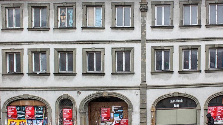 Das Haus in der Unteren Königstraße 13 und 15 in Bamberg verfällt weiter. Foto: Sebastian Martin