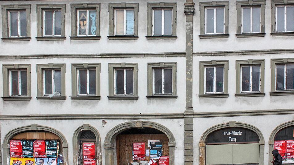 Das Haus in der Unteren Königstraße 13 und 15 in Bamberg verfällt weiter. Foto: Sebastian Martin