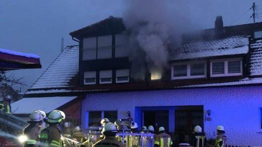 Zahlreiche Brandschützer waren im Einsatz und brachten das Feuer in Höfles schnell unter Kontrolle. Foto: Feuerwehr Kronach