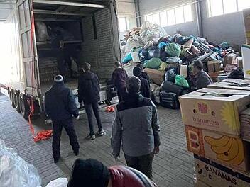 Der ukrainische Helferkreis liefert die Lebensmittel in einem 40-Tonner in viele umkämpfe Städte.