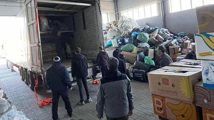 Der ukrainische Helferkreis liefert die Lebensmittel in einem 40-Tonner in viele umkämpfe Städte.