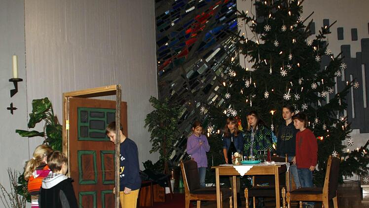 Ein "asoziales" Ehepaar klopft an und bitte um Hilfe, als die Party steigt, Ken alias Hans Kaiser versucht, das Paar noch an der Tür abzuwimmeln.