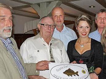 Walter Jakob (v.l.) übergab Waldemar Schmitt die Urkunde, dass der Landgasthof "Drei Kronen" die Bezeichnung "Aischgründer Karpfenküche" tragen darf, zusammen mit Gerald Brehm, Karpfenkönigin Katrin Uano, Helmut Dresel und Sandra Hammer. Foto: Pauline Lindner