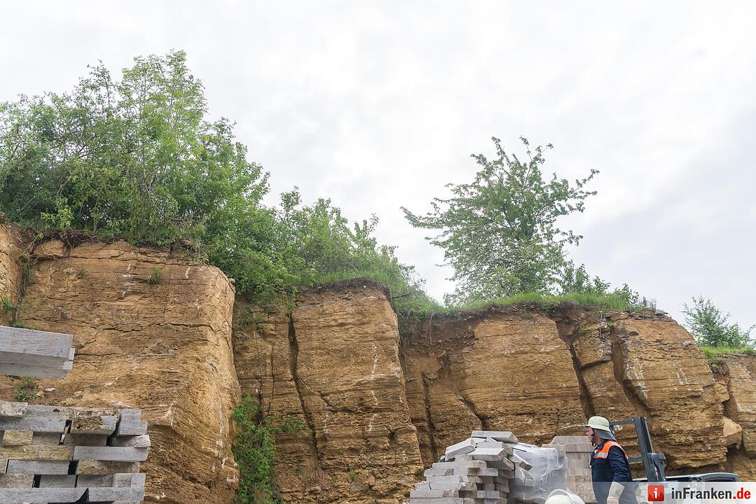 Tödlicher Unfall bei Geroldshausen: Pkw stürzt in Steinbruch