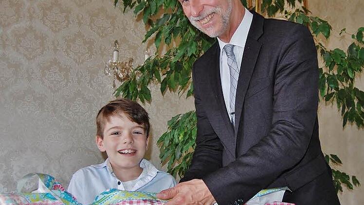 Oberbürgermeister Kay Blankenburg überreicht Pascal Selzer seinen Sieger-Bonbon Foto: Sigismund von Dobschütz