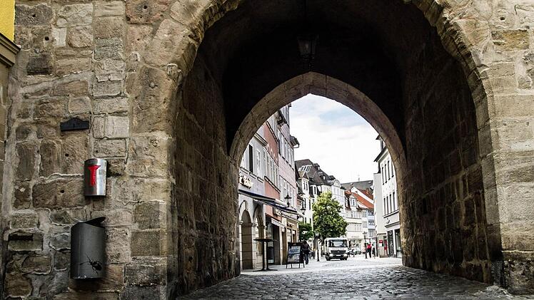 Blick durch das Coburger Spitaltor Richtung Spitalgasse gegen 8 Uhr. Langsam schlägt die Stunde der Lieferwagen.Foto: Jochen Berger