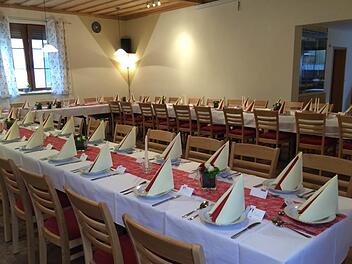 Blick in den renovierten Saal im Gasthaus Bühler. Dezente Braun- und Rottöne und weiches Licht laden zum Wohlfühlen "beim Bühler" ein. Foto: Simon Albrecht