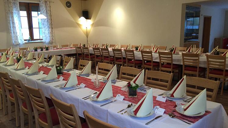 Blick in den renovierten Saal im Gasthaus Bühler. Dezente Braun- und Rottöne und weiches Licht laden zum Wohlfühlen "beim Bühler" ein. Foto: Simon Albrecht