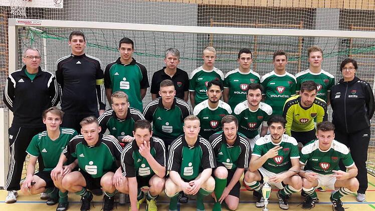 Ganz viel grün: Turniersieger FC 05 Schweinfurt II und der unterlegene Finalist FC Hammelburg beim gemeinsamen Siegerfoto:  Foto: privat