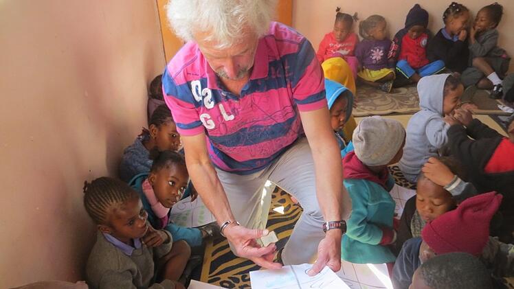 Roland Grebner im Klassenraum Foto: privat