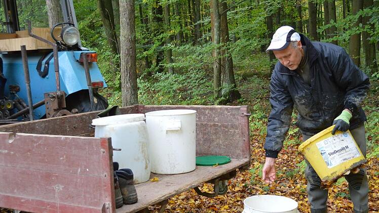 Fische, Muscheln, Schnecken - alles, was die vier P&auml;chter (im Bild Werner Keller) im Schlick finden, bringen sie zu benachbarten Seen.Isolde Krapf