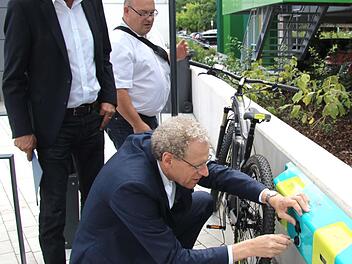 Jürgen Bauer (l.) und Jens Täufer ließen German Hacker testen, wie man das Ladekabel anschließt. Foto: Richard Sänger