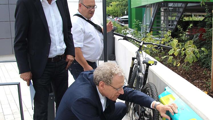 Jürgen Bauer (l.) und Jens Täufer ließen German Hacker testen, wie man das Ladekabel anschließt. Foto: Richard Sänger