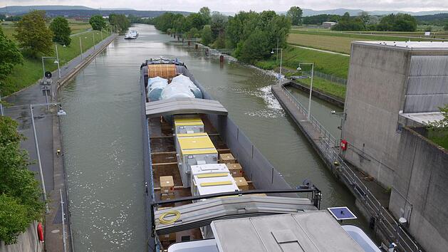 Die beiden Radwege nach Forchheim von der Schleusenbr&uuml;cke Hausen aus. Foto: Pauline Lindner