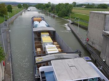 Die beiden Radwege nach Forchheim von der Schleusenbrücke Hausen aus. Foto: Pauline Lindner