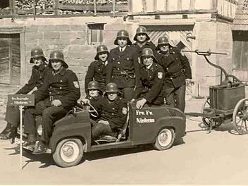 Die Niederauer Feuerwehrleute mit ihrem "Einsatzfahrzeug", einem zum Cabrio umgewandelten Goggomobil, im Jahr 1967.Archiv Geschichtsfreunde