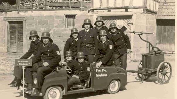 Die Niederauer Feuerwehrleute mit ihrem "Einsatzfahrzeug", einem zum Cabrio umgewandelten Goggomobil, im Jahr 1967.Archiv Geschichtsfreunde