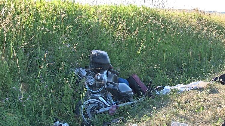 Im Landkreis W&uuml;rzburg hat sich am Abend ein folgenschwerer Unfall ereignet. Zwei Menschen starben, drei weitere Menschen wurden teils schwer verletzt. Foto: NEWS5 / Paso