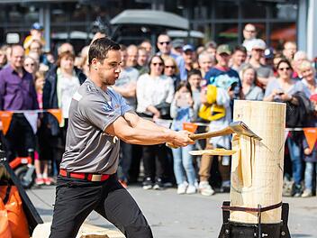 Tausende Besucher kommen jedes Jahr zur Frühjahrsmesse bei Landtechnik Müller nach Holzhausen. Zum Showprogramm gehören auch Extremsportler an Axt und Säge.  Foto: Silvia Gralla