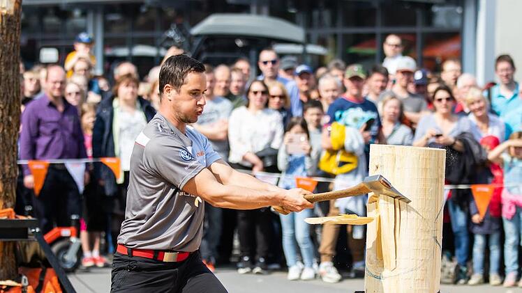 Tausende Besucher kommen jedes Jahr zur Frühjahrsmesse bei Landtechnik Müller nach Holzhausen. Zum Showprogramm gehören auch Extremsportler an Axt und Säge.  Foto: Silvia Gralla