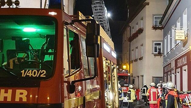 &Uuml;ber die Drehleiter nahmen die Feuerwehrleute Kontakt zu den ver&auml;ngstigten Bewohnern des Mehrfamilienhauses in der Fischergasse auf, um sie zu beruhigen.Feuerwehr Kulmbach