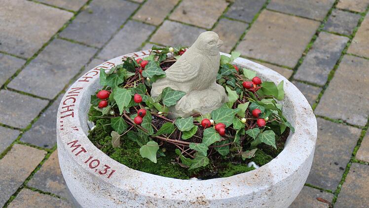 Eine Schale aus Muschelkalk und ein Spatz aus Sandstein.