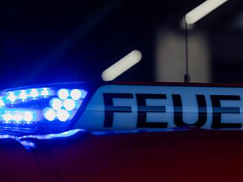 Kulmbach: Vermeintliche Explosion in Filteranlage - Auto kracht mit Einsatzfahrzeug zusammen Kulmbach: Vermeintliche Explosion in Filteranlage - Auto kracht mit Einsatzfahrzeug zusammen
