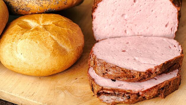 Frischer aufgebackener Leberk&auml;se Fleischk&auml;se in einer Semmel mit Ketchup Senf geschnitten zum mitnehmen