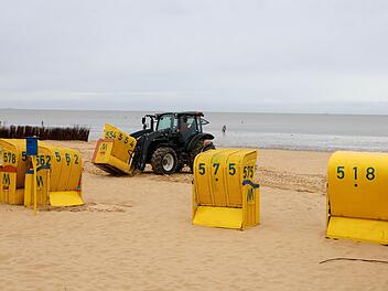 Strandkörbe vor erwarteter Sturmflut gesichert