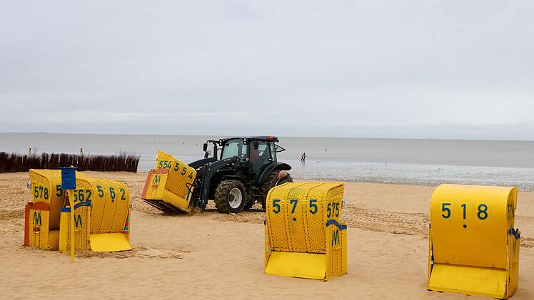 Strandkörbe vor erwarteter Sturmflut gesichert
